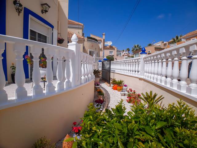 Casa-chalet en Venta en Villamartín - Las Filipinas
