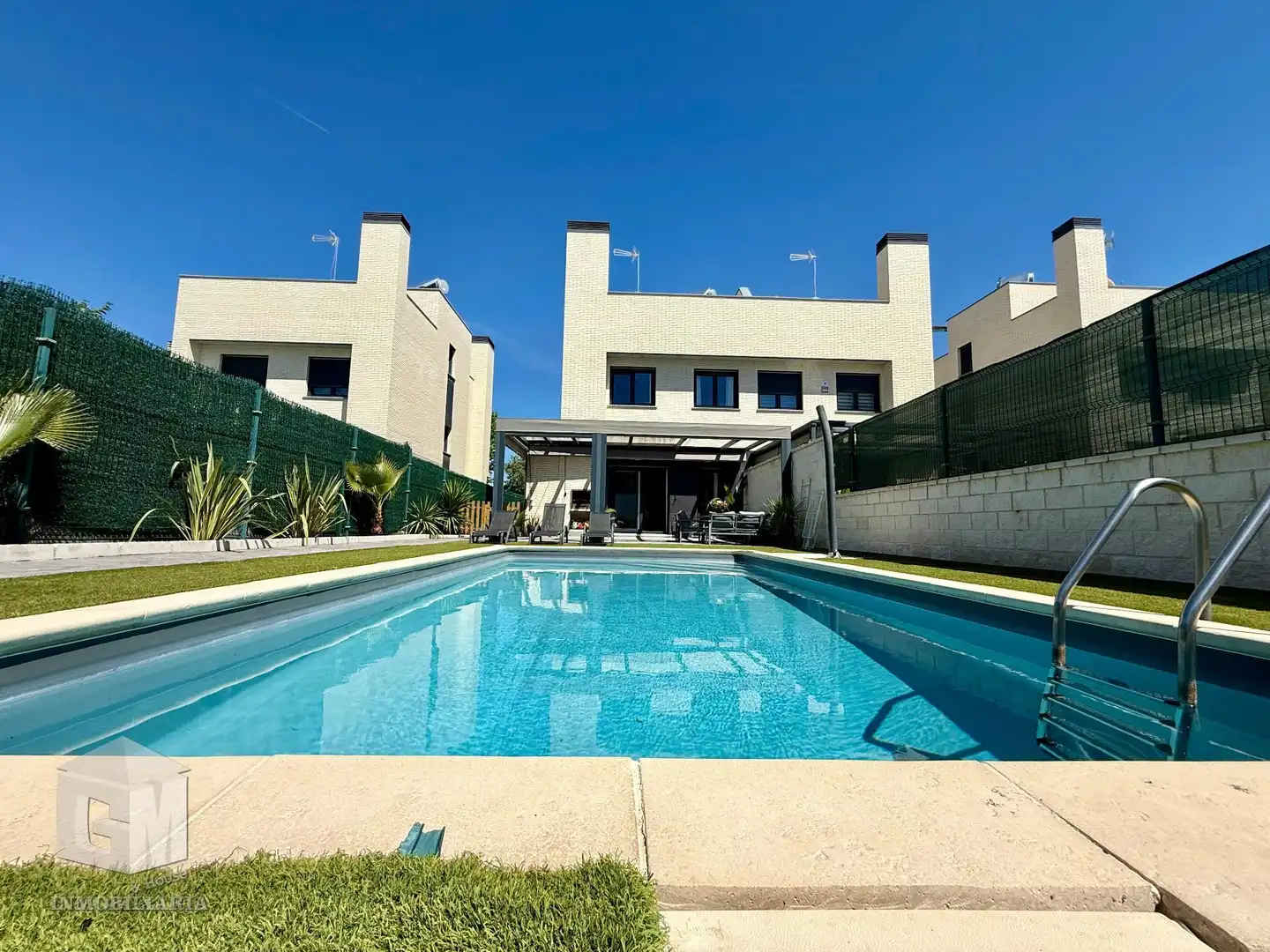 Schwimmbecken von Einfamilien-Reihenhaus zum Verkauf in Arroyomolinos (Madrid) mit Klimaanlage, Heizung und Privatgarten