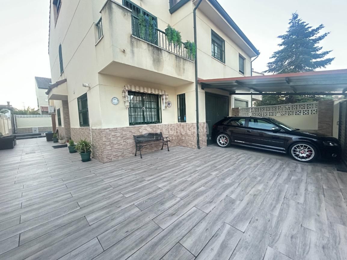 Vista exterior de Casa adosada en venda en Loeches amb Aire condicionat, Calefacció i Jardí privat