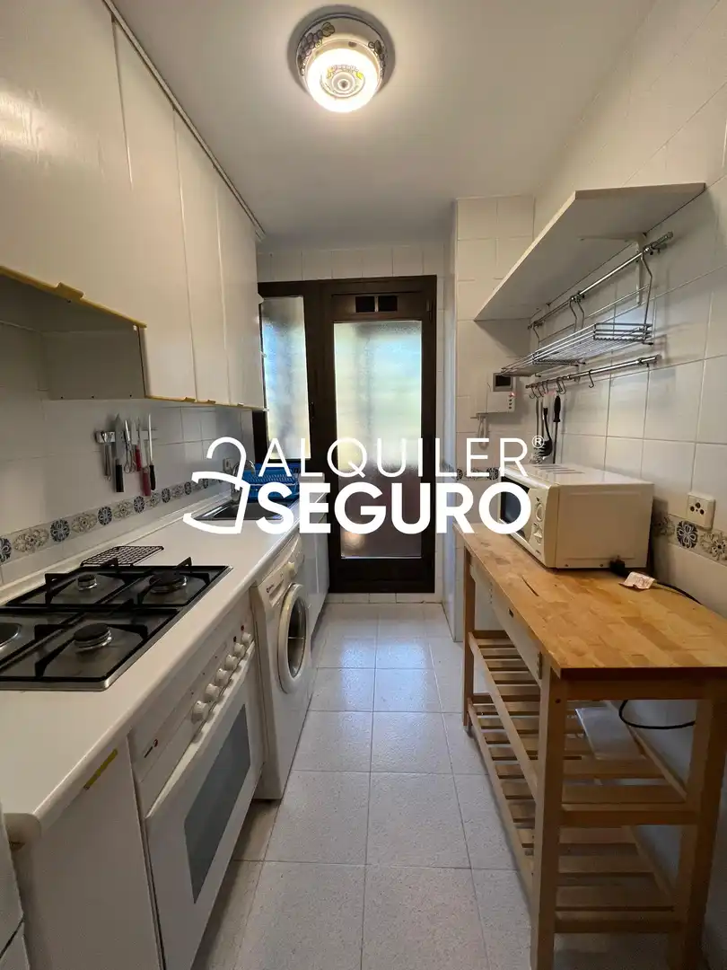 Cuina de Pis de lloguer en Tres Cantos amb Calefacció, Terrassa i Piscina