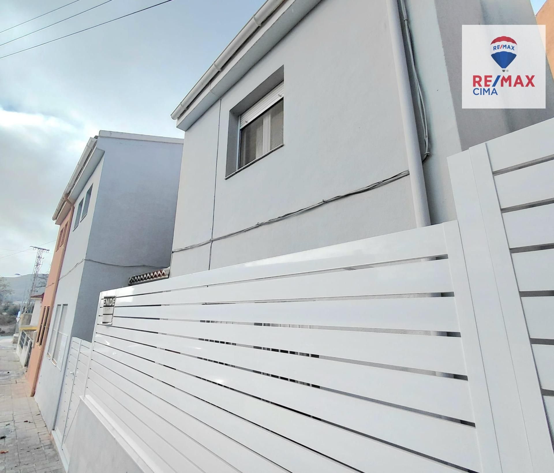 Vista exterior de Casa adosada en venda en Baza amb Calefacció