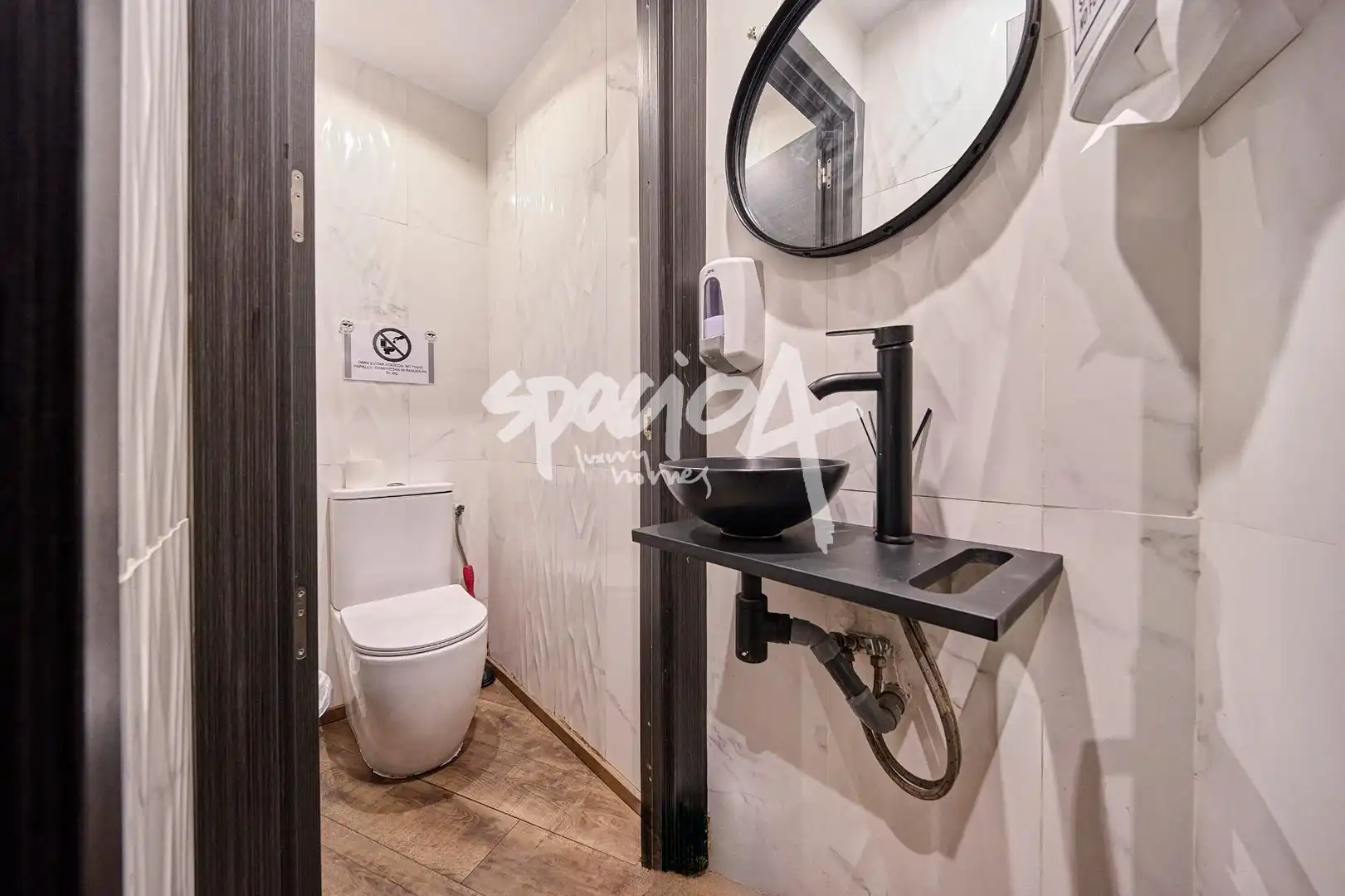 Baño de Local en traspaso en Madrid con Aire acondicionado