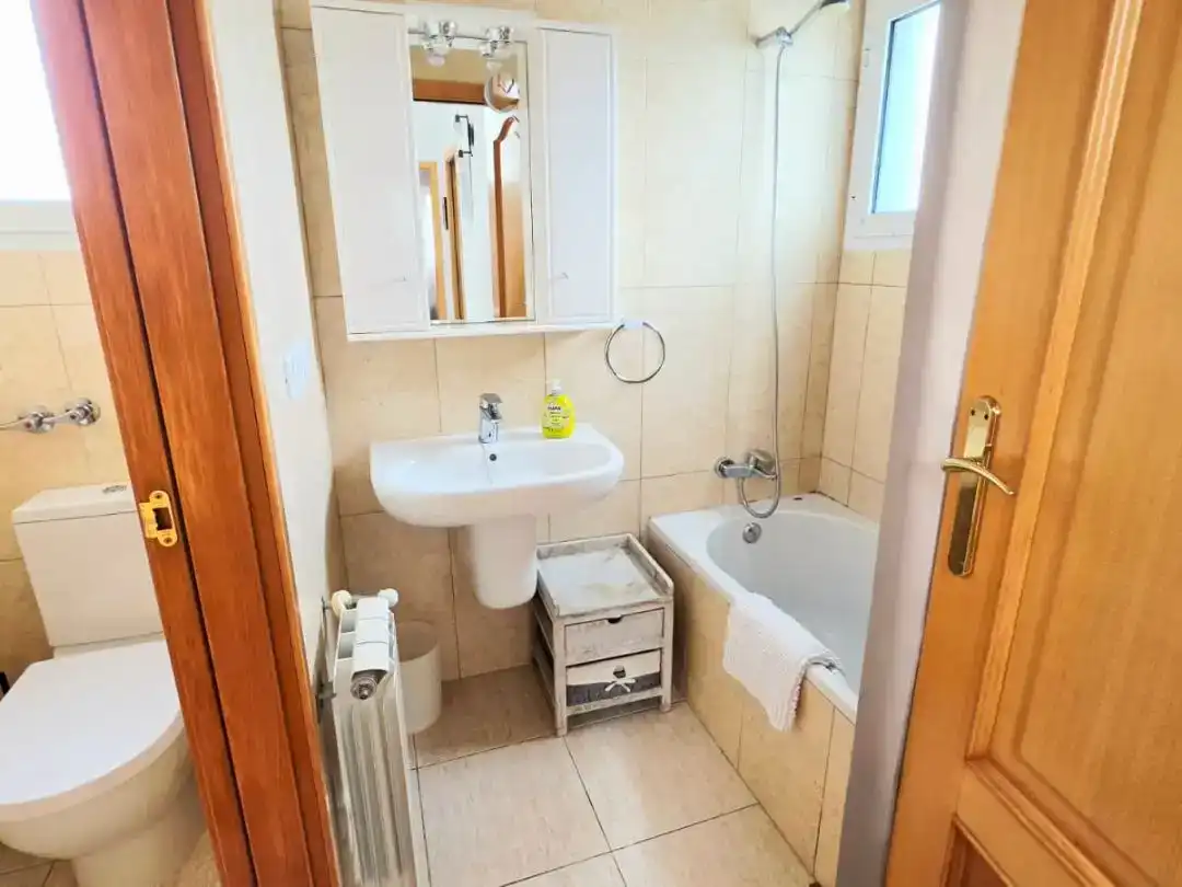 Badezimmer von Wohnung zur Miete in Gata de Gorgos mit Klimaanlage, Privatgarten und Schwimmbad