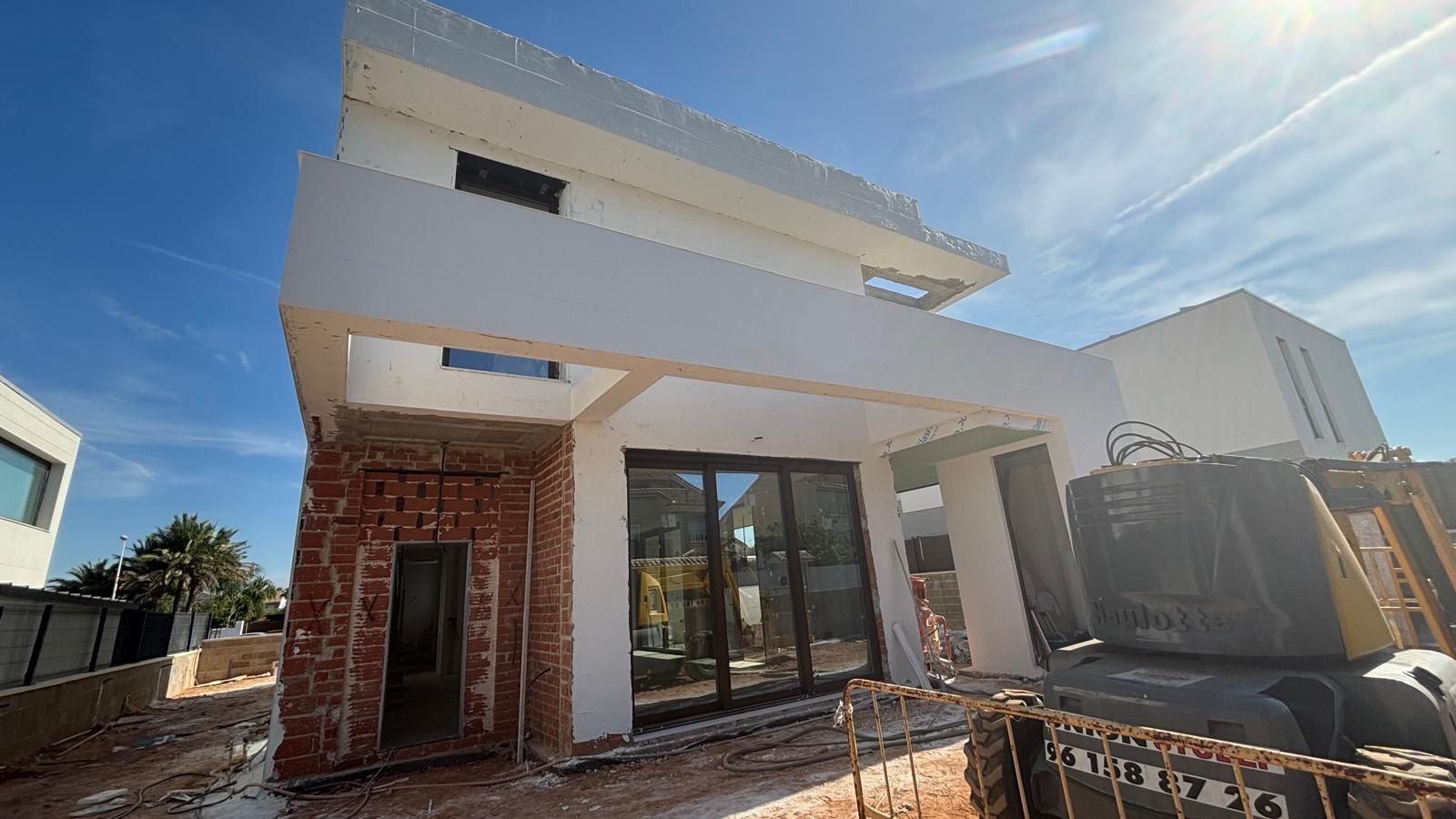 Vista exterior de Casa o xalet en venda en L'Eliana amb Aire condicionat, Calefacció i Jardí privat