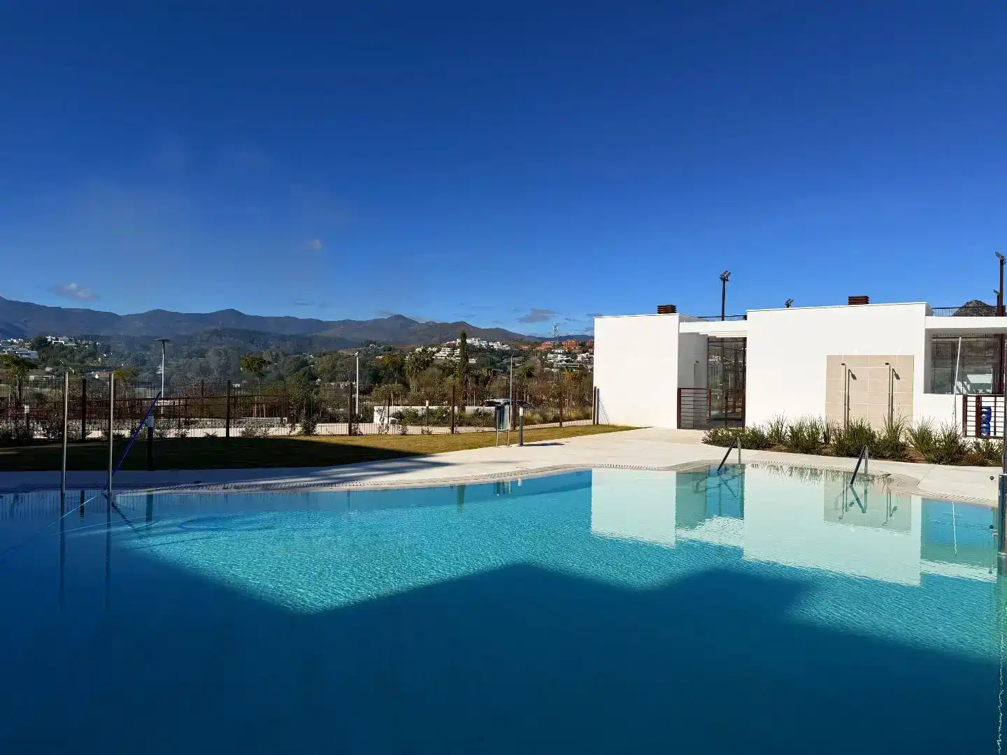Piscina de Pis en venda en Benahavís amb Aire condicionat i Piscina