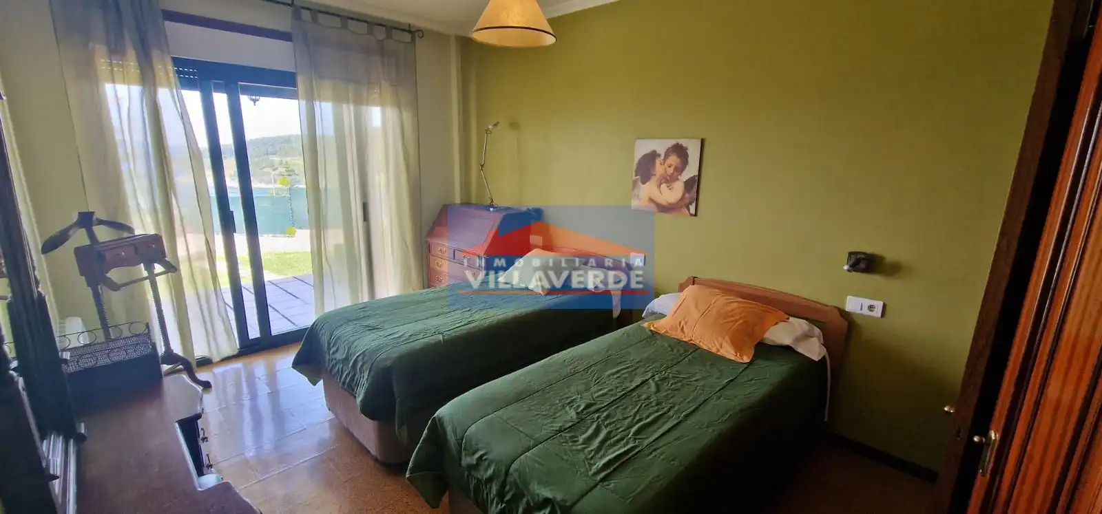 Dormitori de Casa o xalet en venda en Cangas  amb Calefacció, Terrassa i Traster