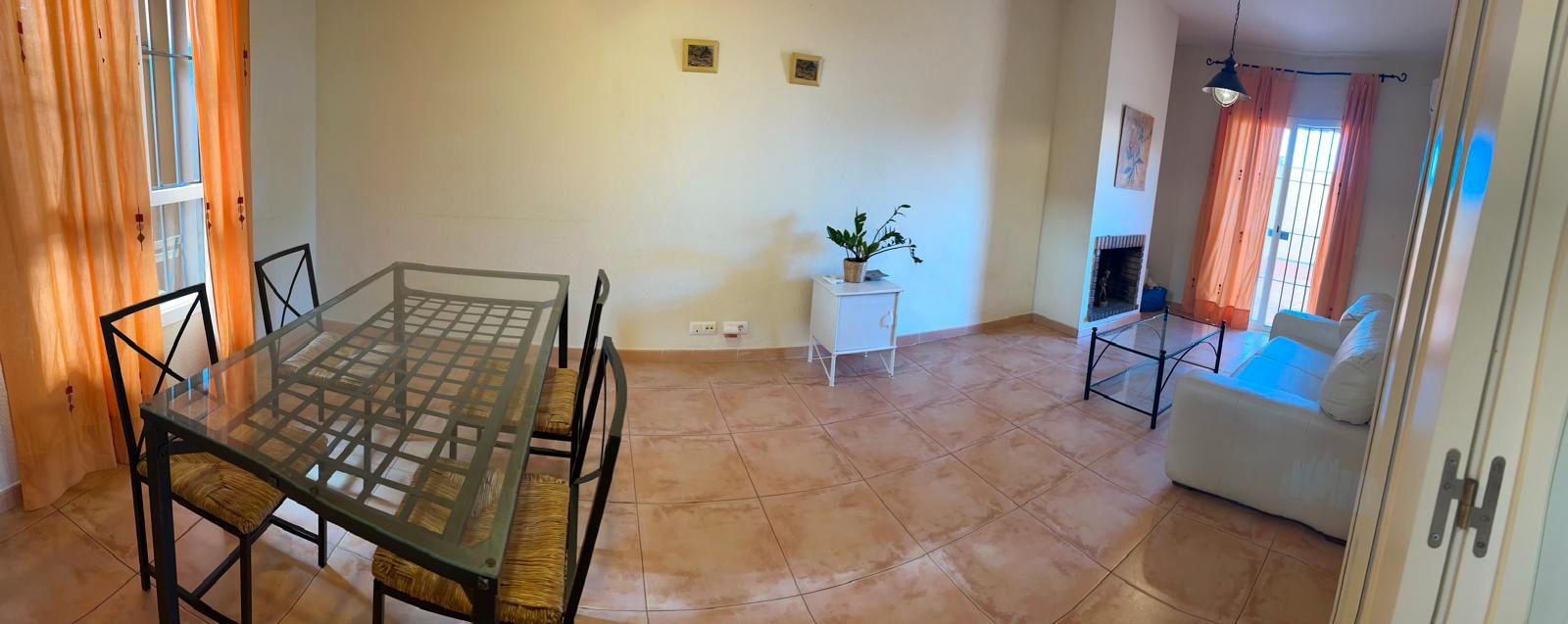 Menjador de Casa adosada en venda en Pilas amb Aire condicionat, Jardí privat i Moblat