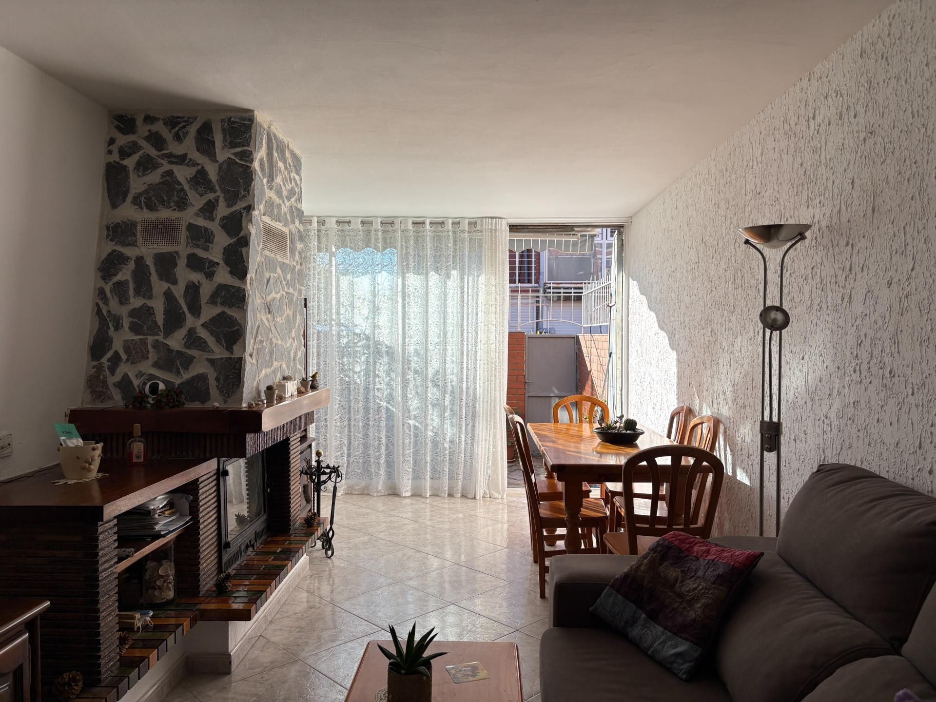 Living room of Single-family semi-detached to rent in Canovelles  with Terrace, Furnished and Balcony