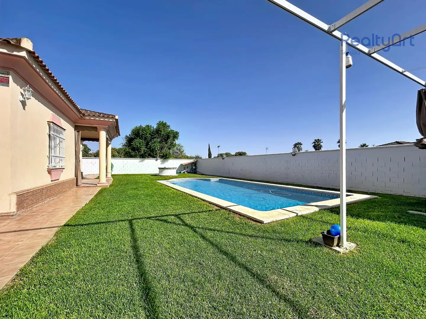 Swimming pool of Houses for sale in Tomares  with Air Conditioner, Heating and Private garden