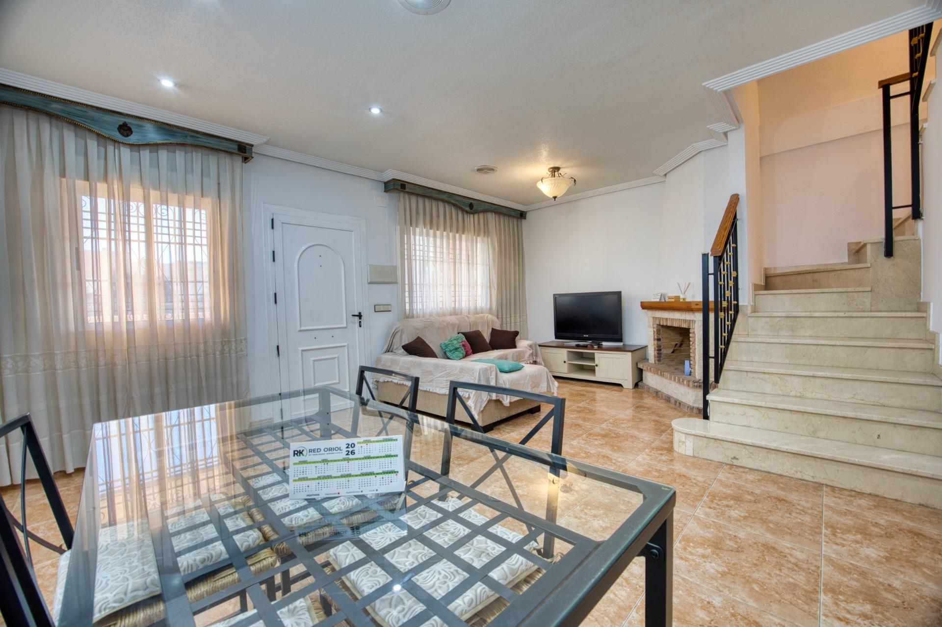 Sala d'estar de Dúplex de lloguer en Orihuela amb Aire condicionat, Terrassa i Moblat