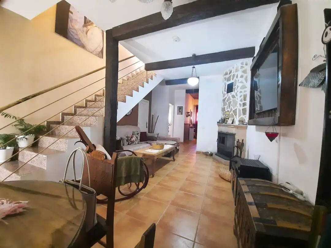 Wohnzimmer von Einfamilien-Reihenhaus zum Verkauf in Escalona mit Klimaanlage, Heizung und Terrasse