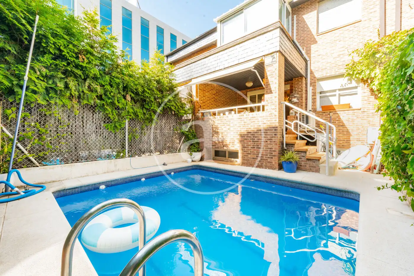 Piscina de Casa adosada en venta en Madrid con Aire acondicionado, Calefacción y Jardín privado