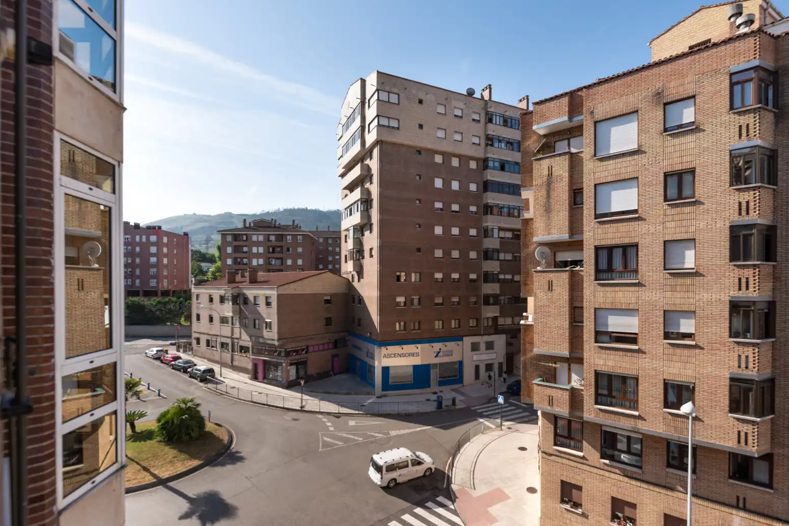 Vista exterior de Piso en venta en Oviedo  con Calefacción, Parquet y Trastero