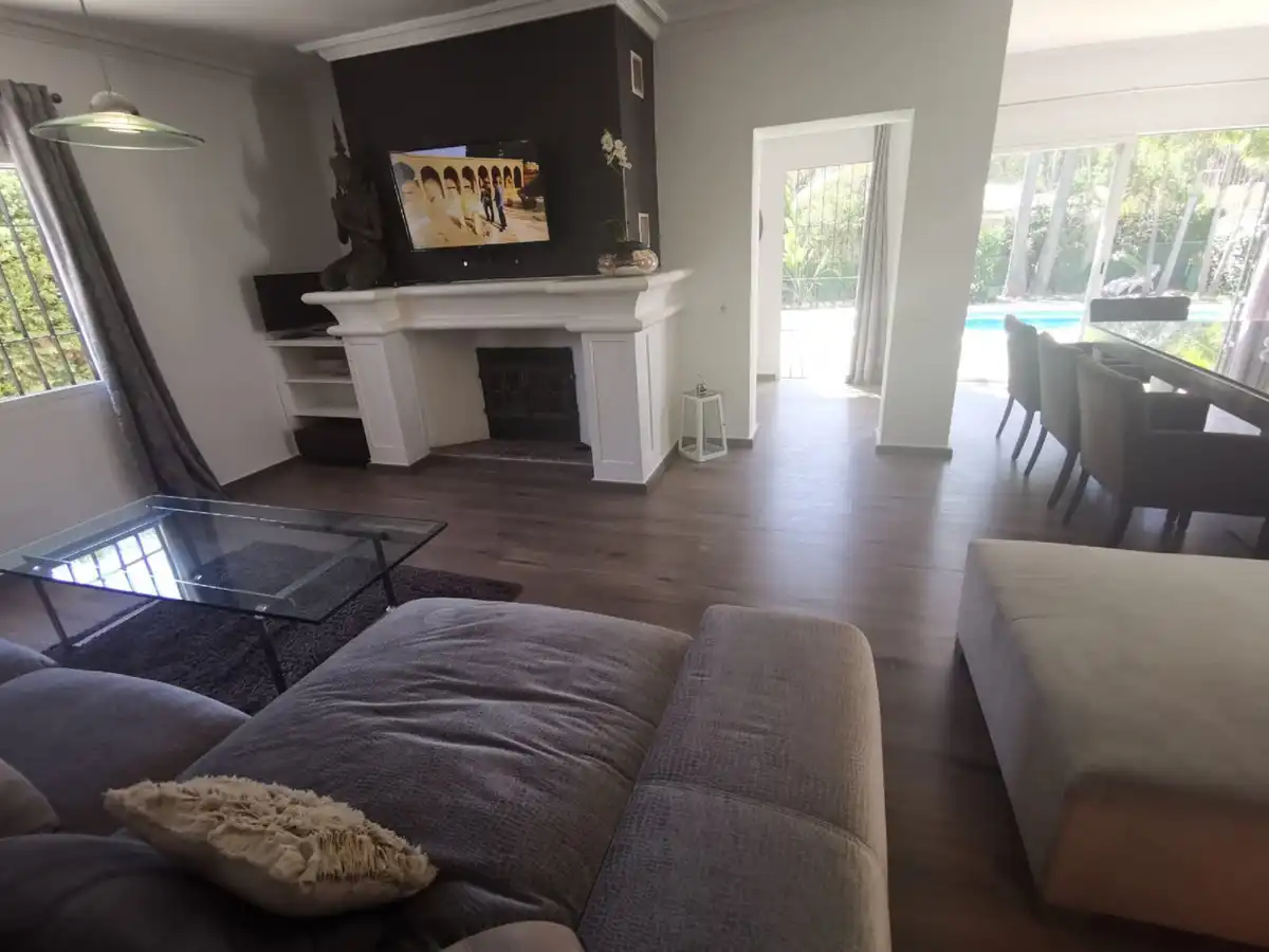 Sala d'estar de Casa o xalet de lloguer en Marbella amb Aire condicionat, Jardí privat i Terrassa