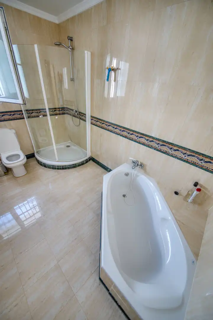 Bathroom of Houses for sale in Benalmádena  with Air Conditioner, Private garden and Parquet flooring