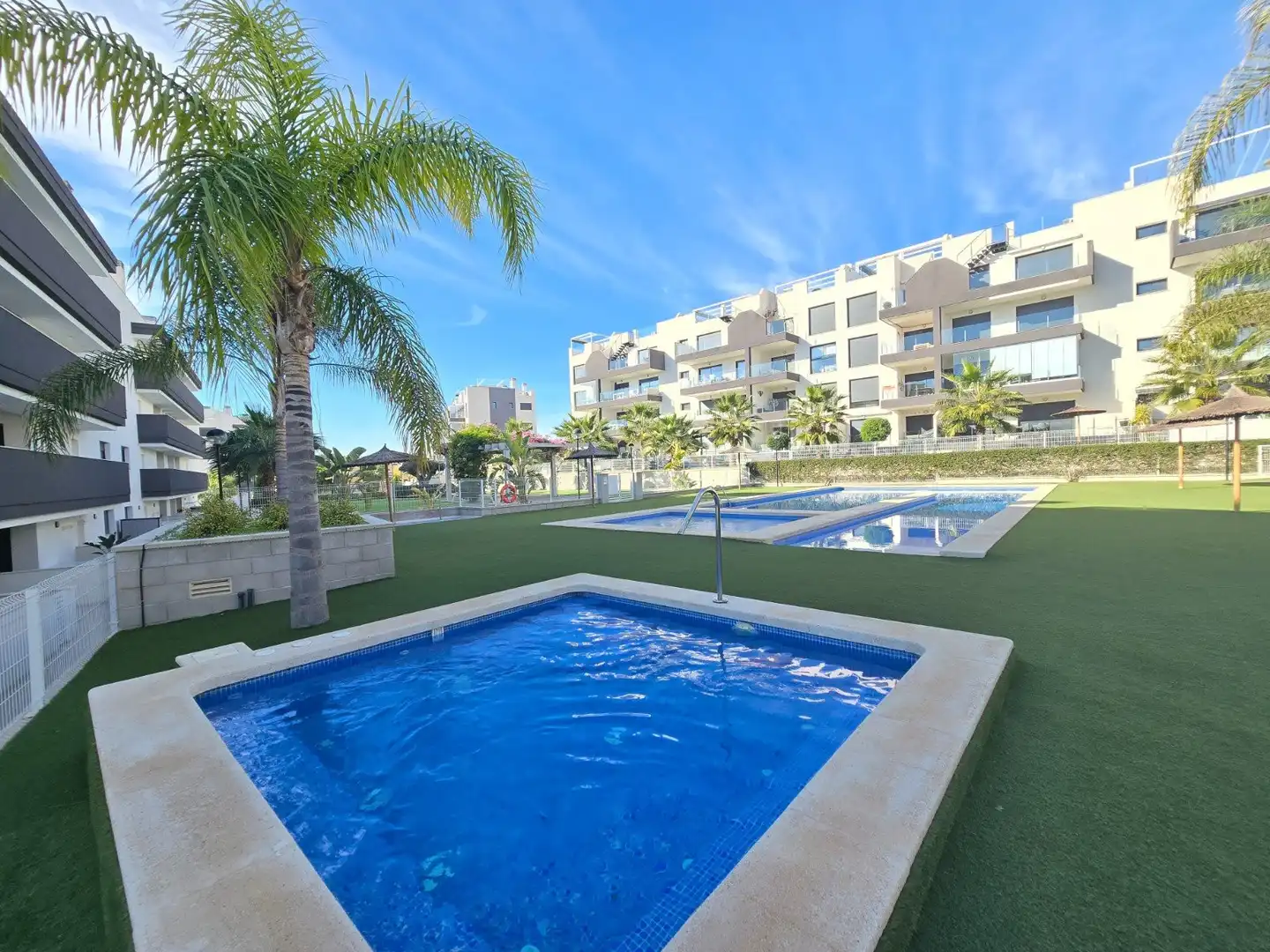 Piscina de Apartament en venda en Orihuela amb Jardí privat, Terrassa i Traster