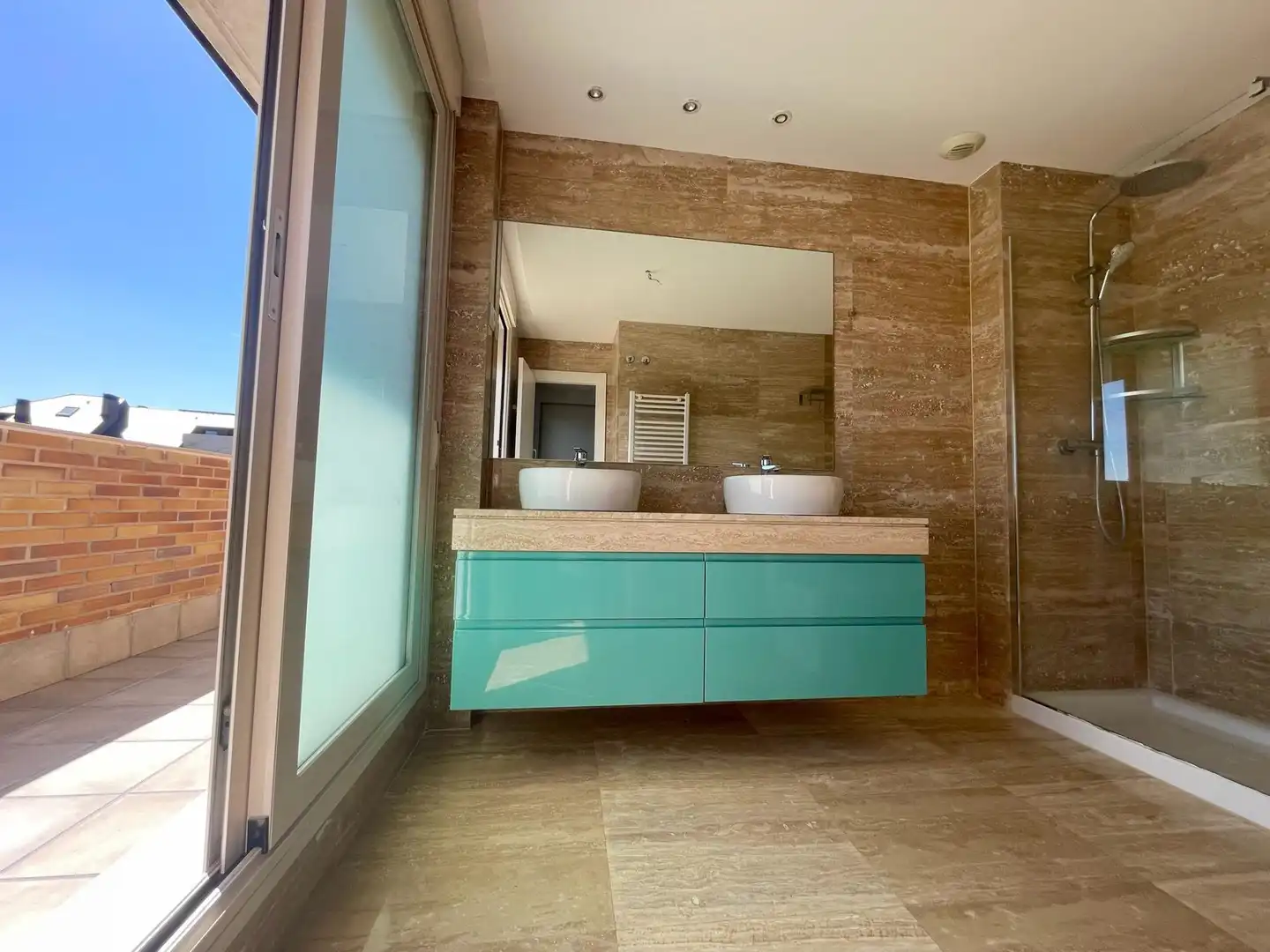 Baño de Casa adosada de alquiler en Majadahonda con Aire acondicionado, Calefacción y Jardín privado
