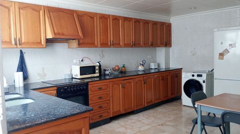Situado en pleno centro de Cullera, en la plaza de la Llibertat, encontramos este duplex. Localización muy práctica para el día a