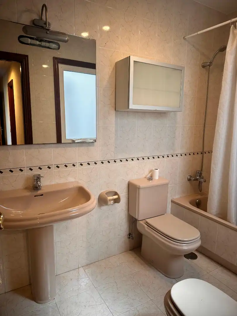 Bathroom of Duplexes for rent in Santiago de Compostela   with Heating, Parquet flooring and Oven