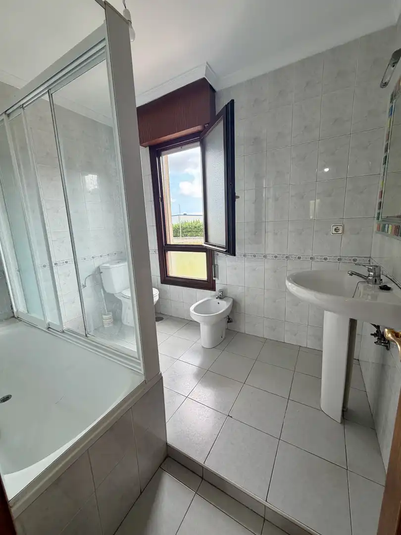 Badezimmer von Einfamilien-Reihenhaus zum Verkauf in Camargo mit Heizung, Privatgarten und Terrasse