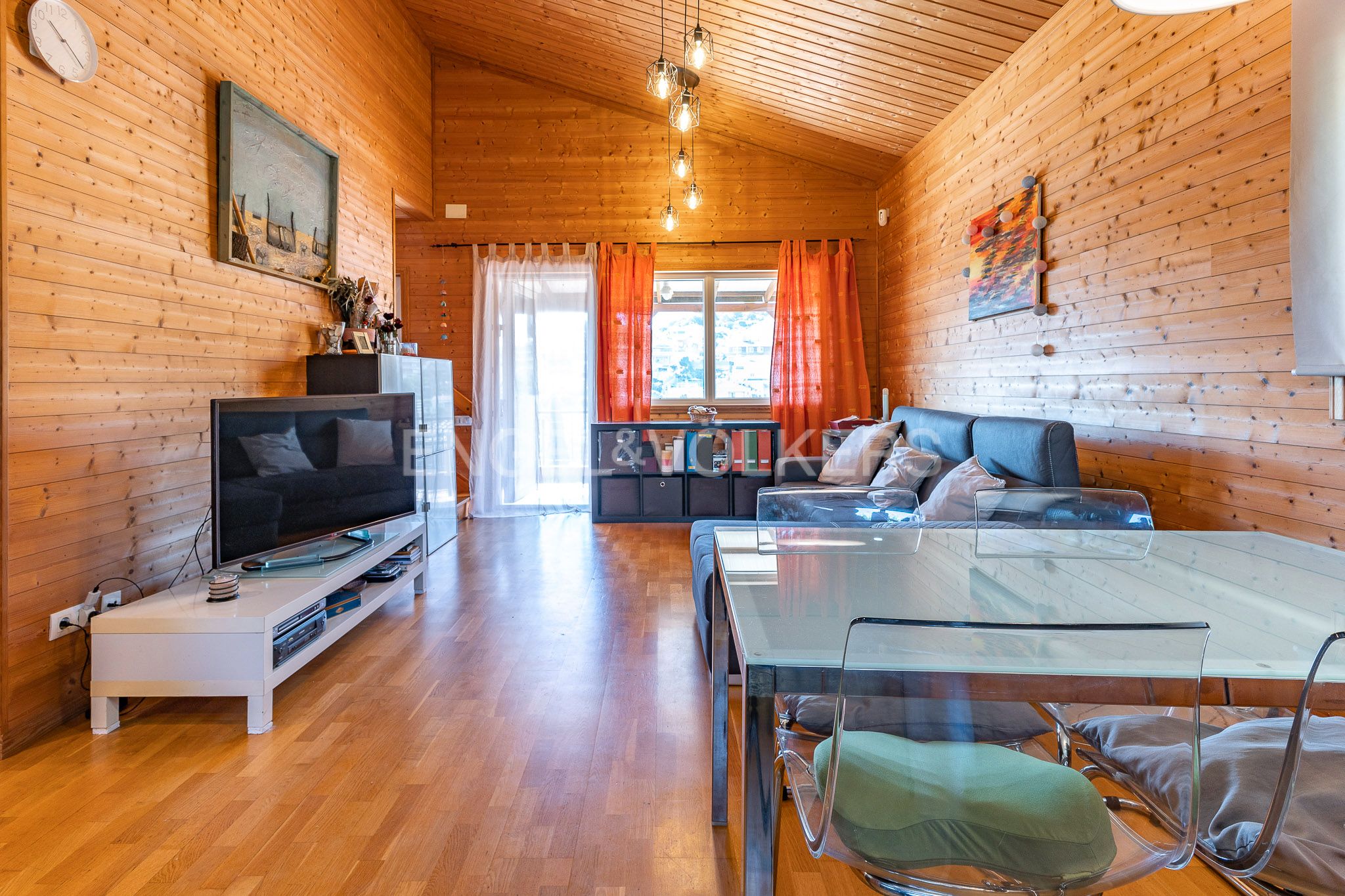 Sala d'estar de Casa o xalet en venda en Sant Boi de Llobregat amb Calefacció, Jardí privat i Terrassa