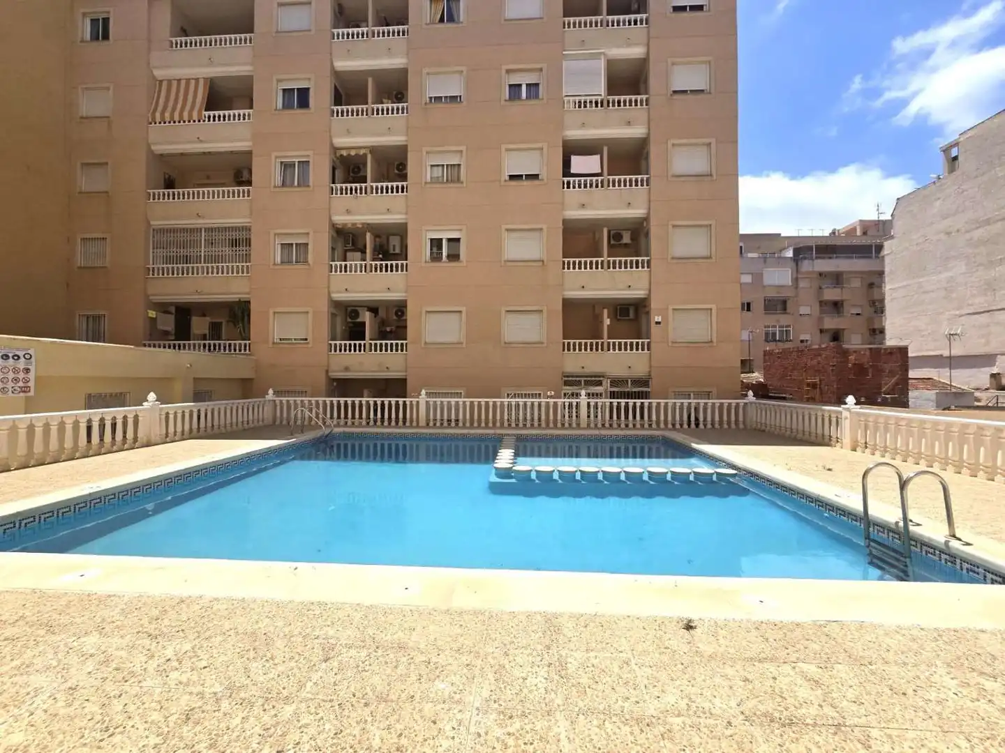 Piscina de Apartamento en venta en Torrevieja con Aire acondicionado, Calefacción y Terraza
