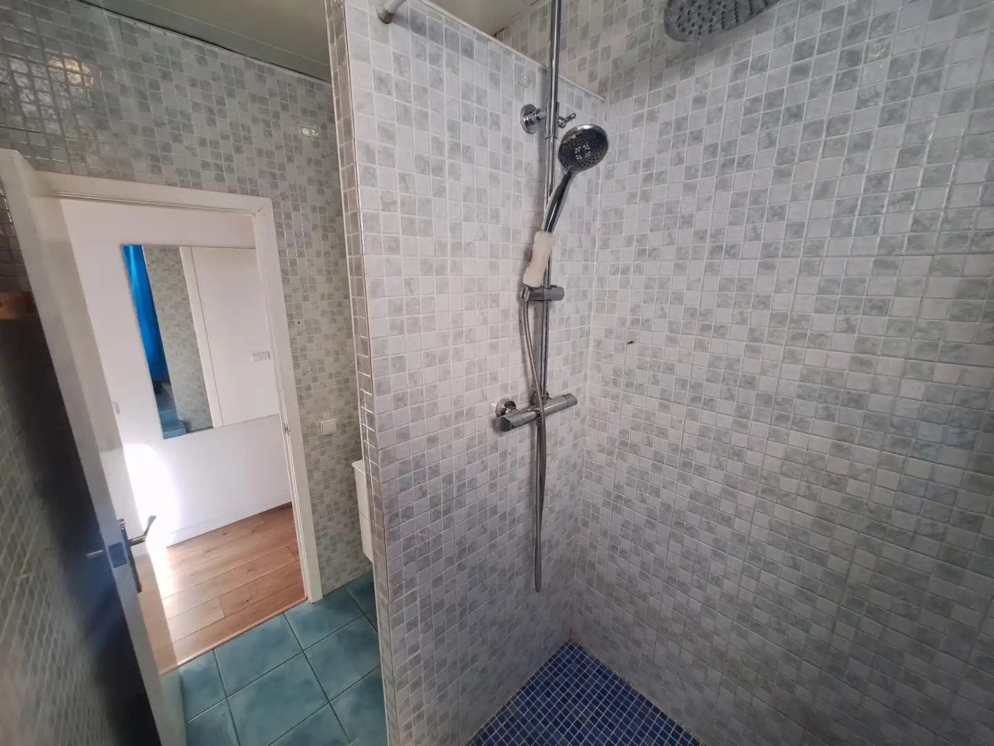 Badezimmer von Wohnung zum Verkauf in Barcelona mit Klimaanlage und Heizung