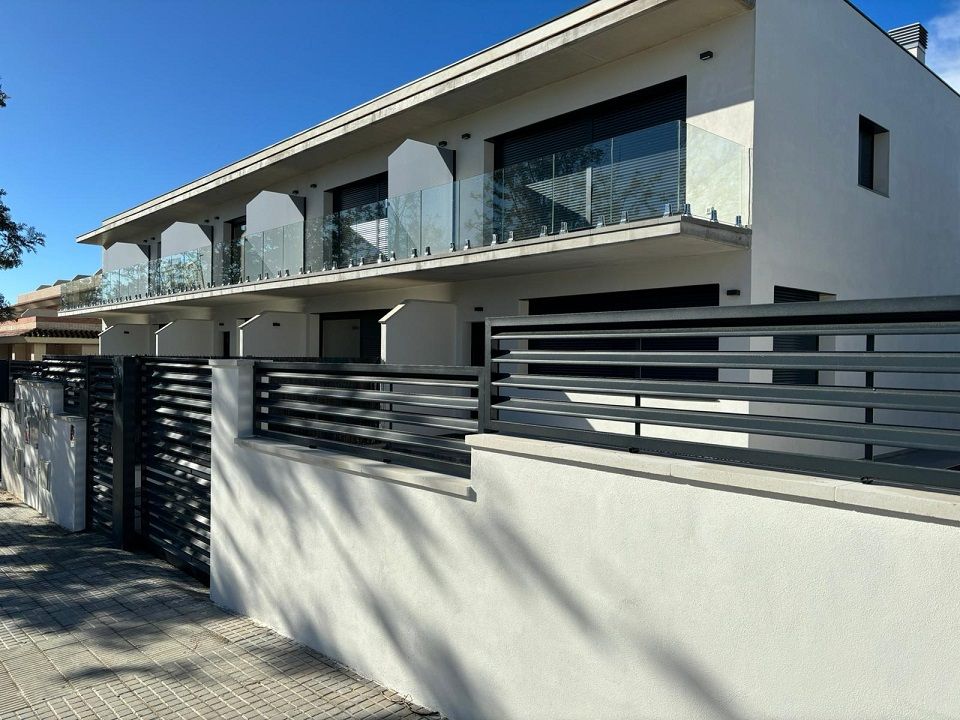 Vista exterior de Casa adosada en venta en Cambrils con Aire acondicionado, Calefacción y Jardín privado