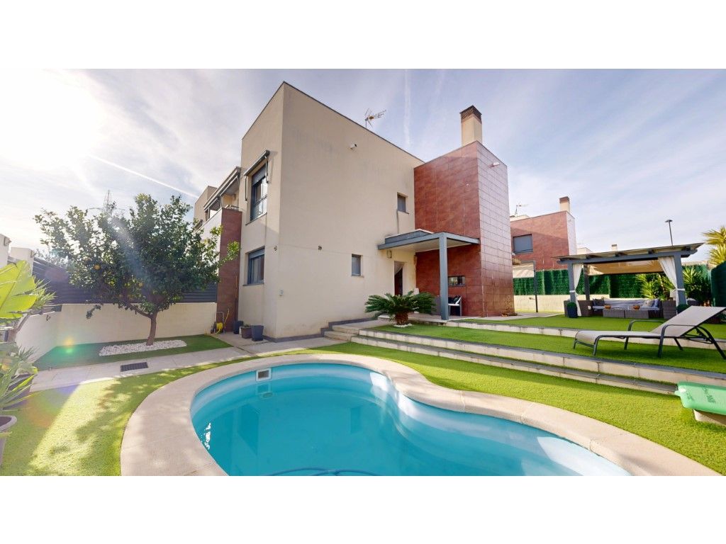 Vista exterior de Casa adosada en venda en Torrent amb Aire condicionat, Calefacció i Balcó