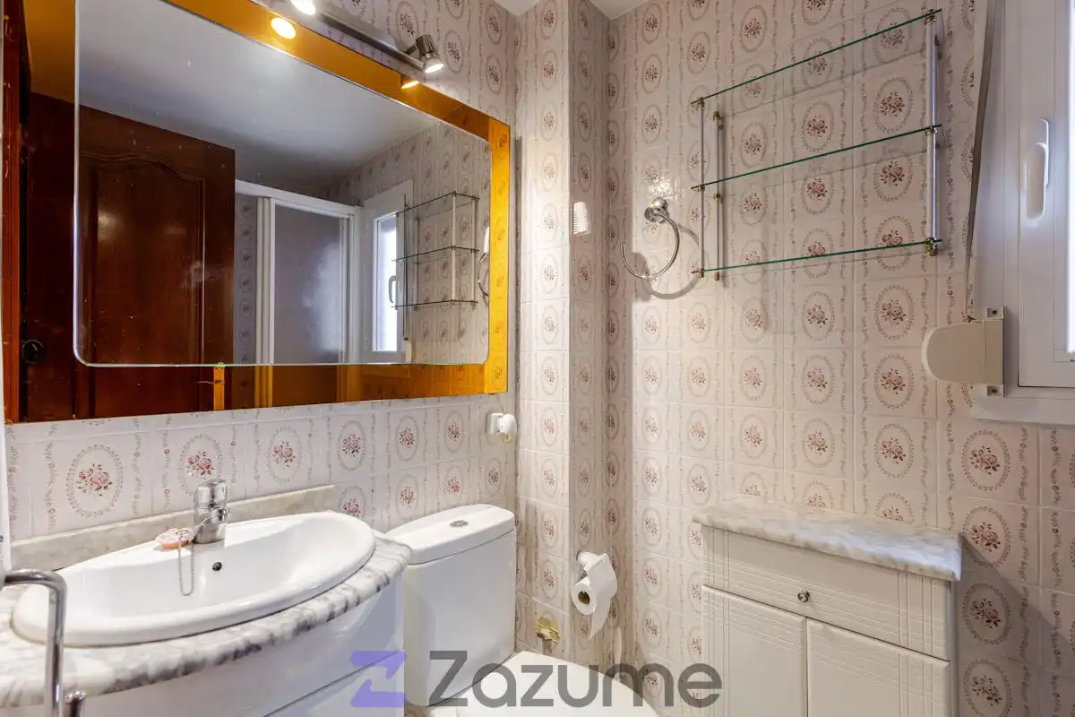 Bathroom of Flat for rent in Madrid  with Heating, Parquet flooring and Terrace