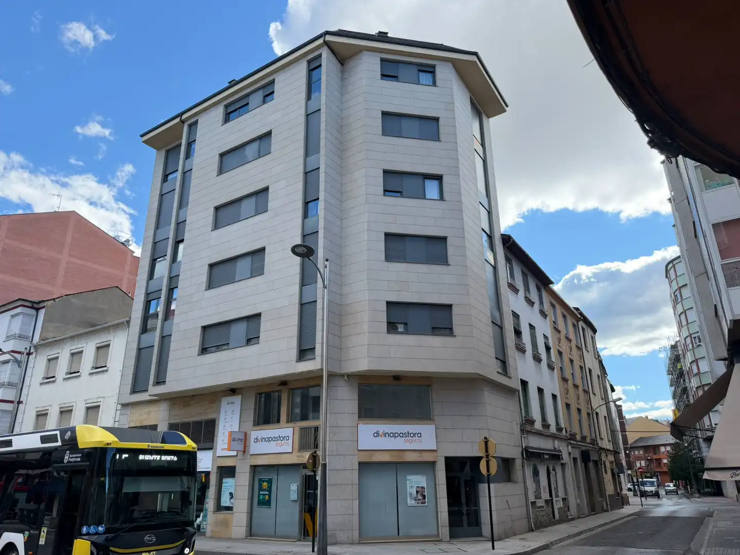 Vista exterior de Piso en venta en Ponferrada con Calefacción, Trastero y Amueblado