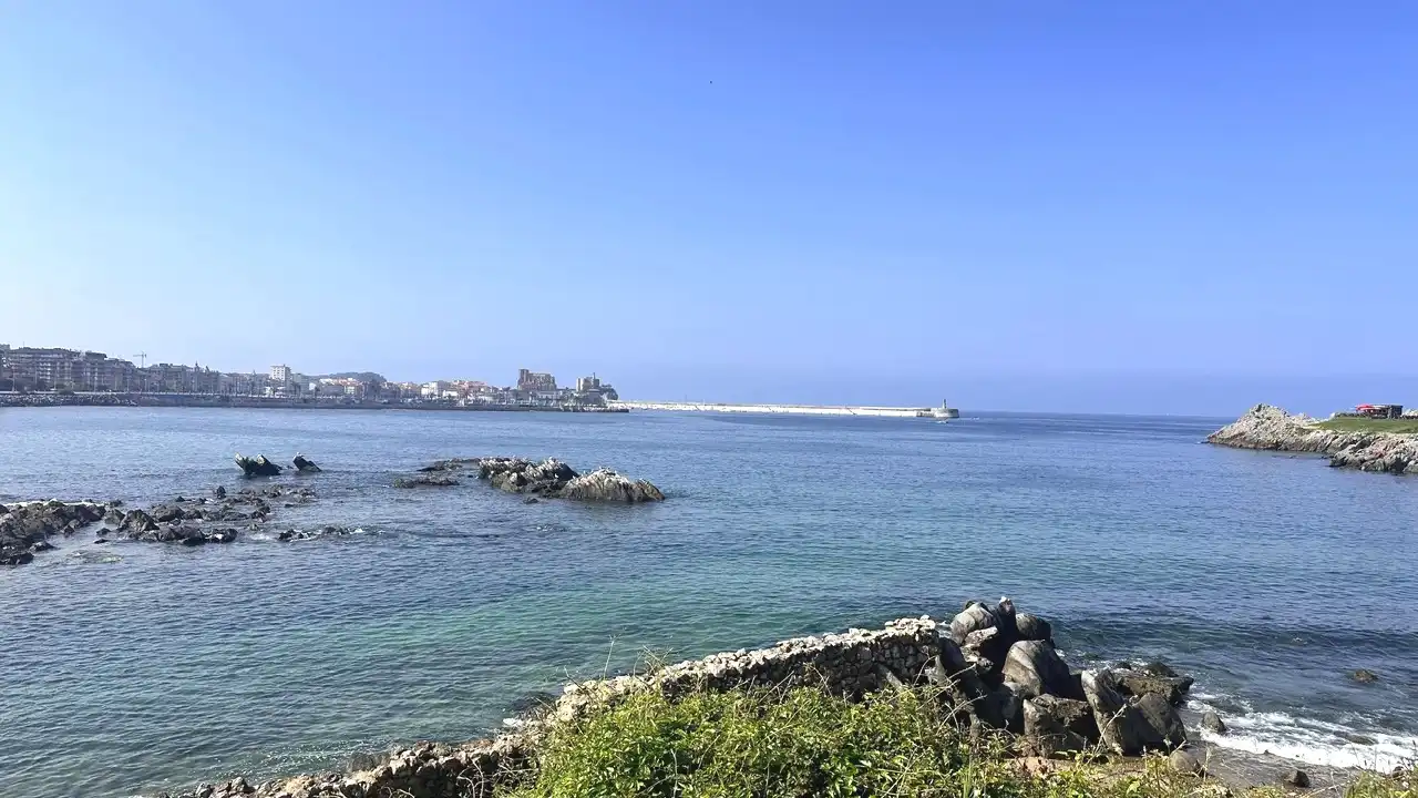 Vista exterior de Piso en venta en Castro-Urdiales con Calefacción, Trastero y Amueblado