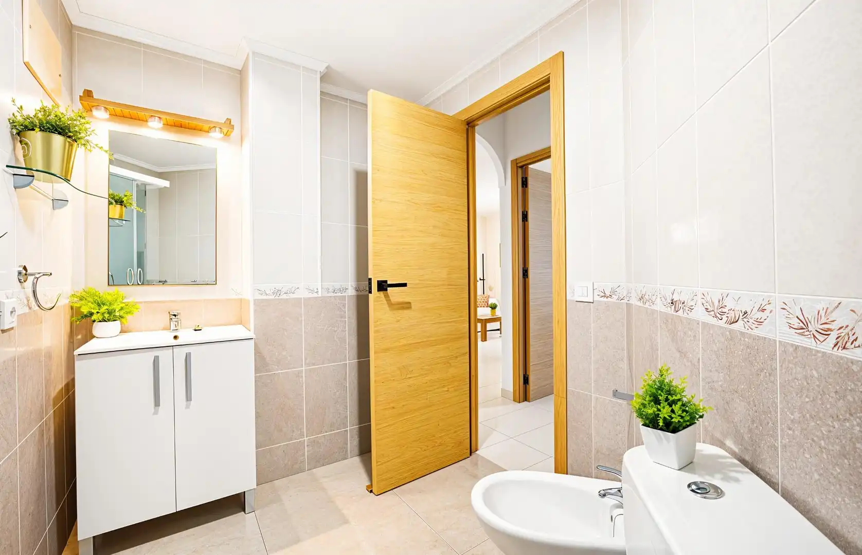 Badezimmer von Wohnungen zum Verkauf in Chiclana de la Frontera mit Privatgarten und Gemeinschaftspool