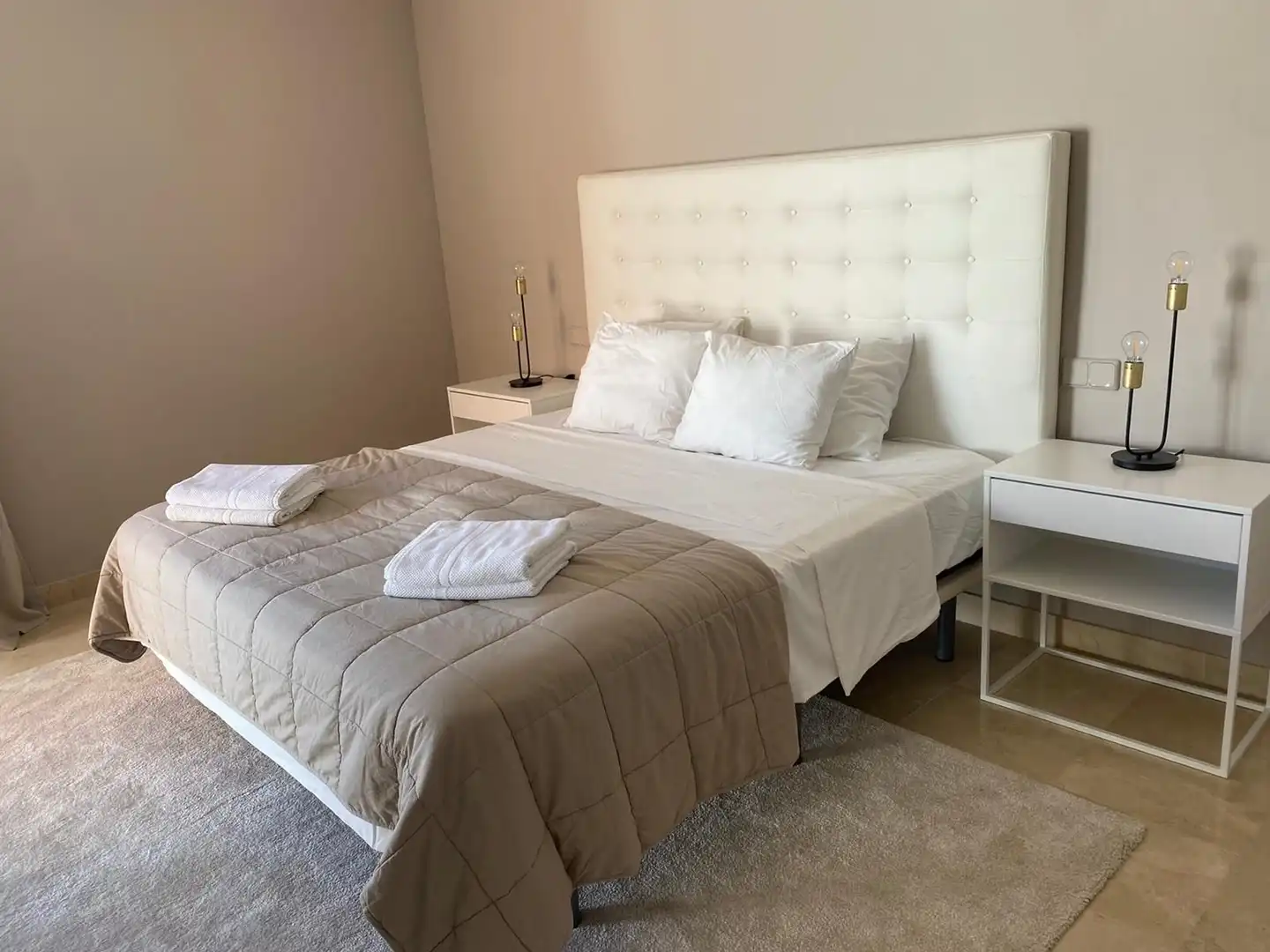 Habitación de Casa adosada de alquiler con opción a compra en Benahavís con Aire acondicionado, Terraza y Trastero