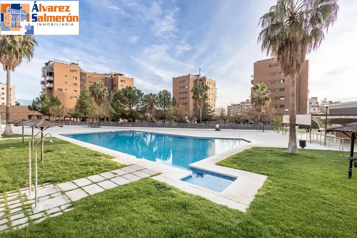 Piscina de Piso en venta en  Granada Capital con Aire acondicionado, Terraza y Piscina comunitaria