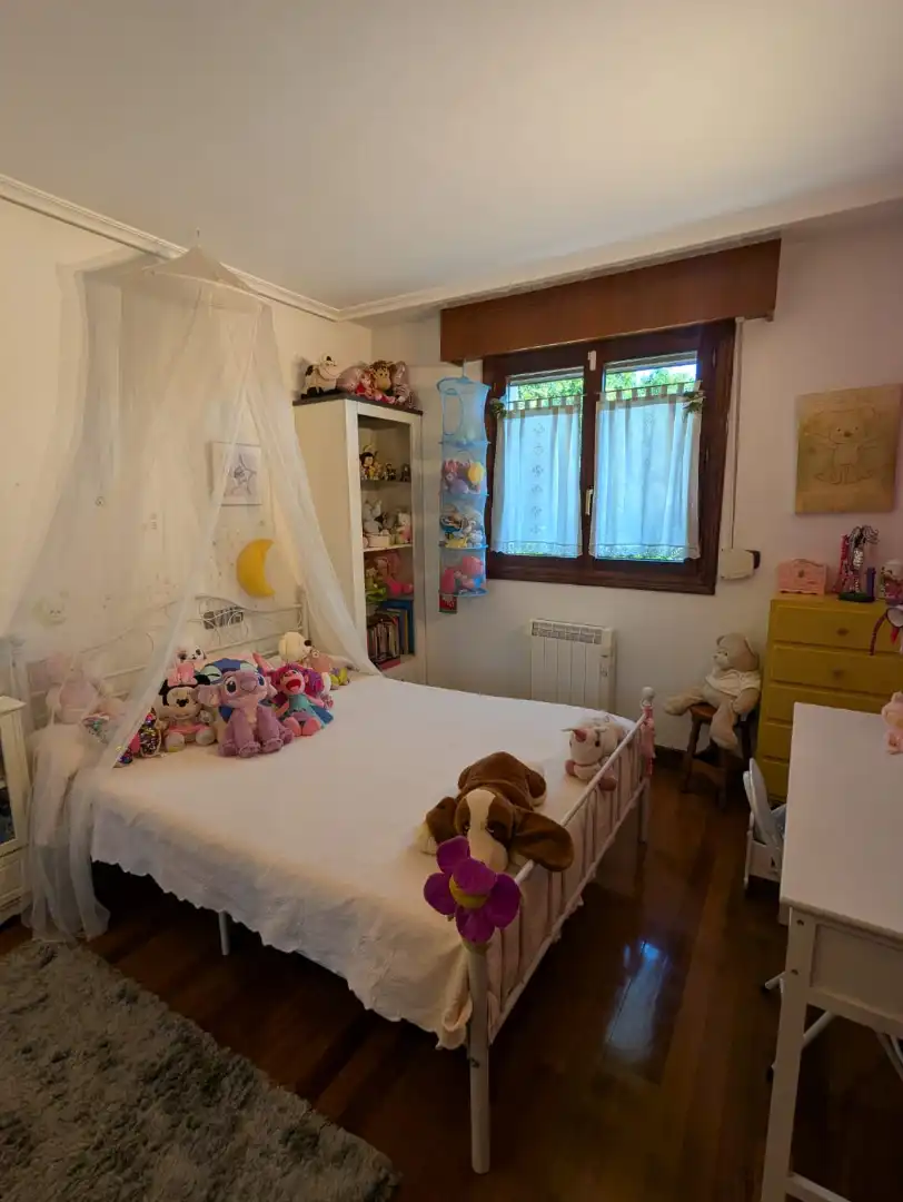 Schlafzimmer von Einfamilien-Reihenhaus zum Verkauf in Amorebieta-Etxano mit Privatgarten, Terrasse und Balkon