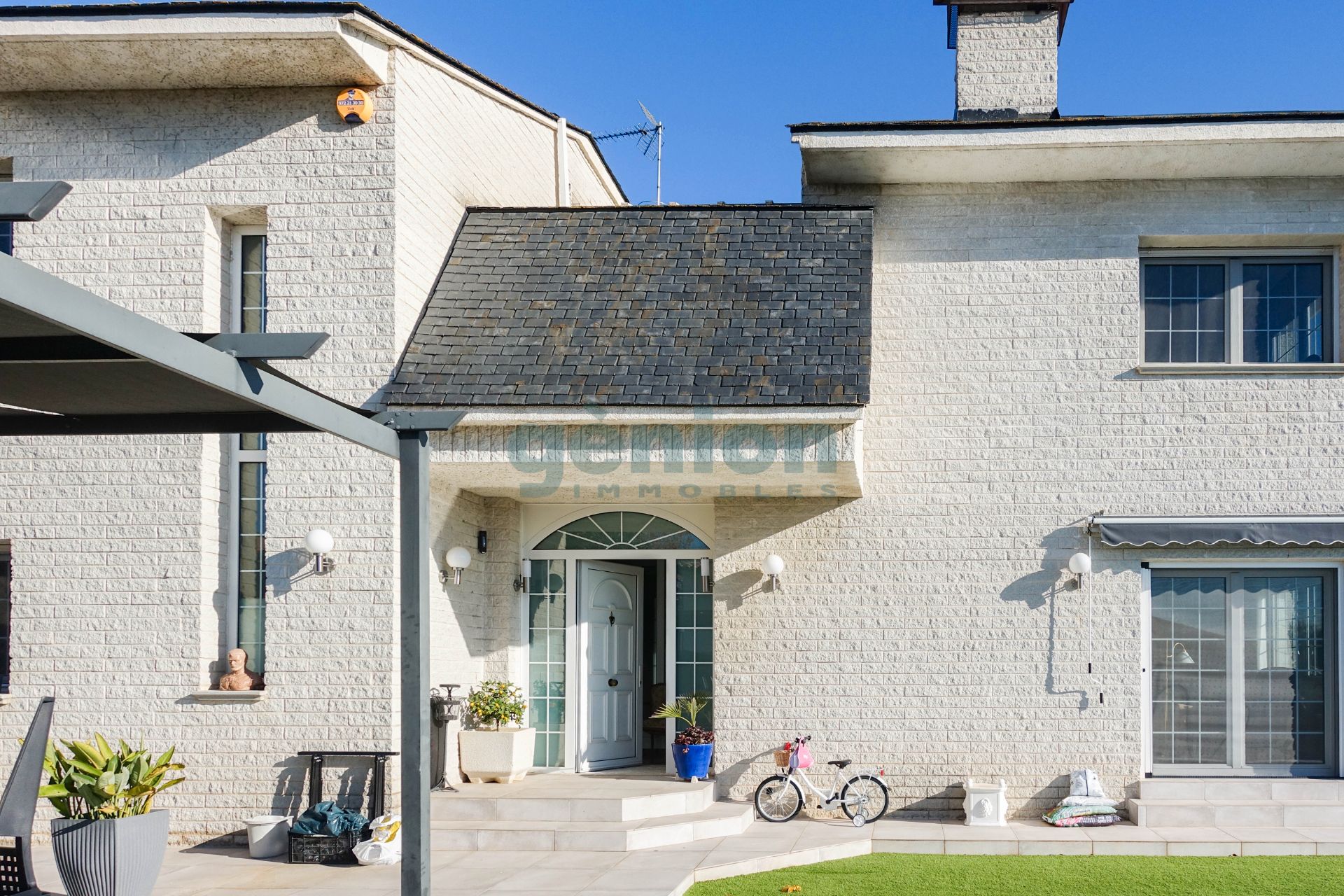 Exterior view of House or chalet for sale in Girona Capital  with Air Conditioner, Heating and Private garden