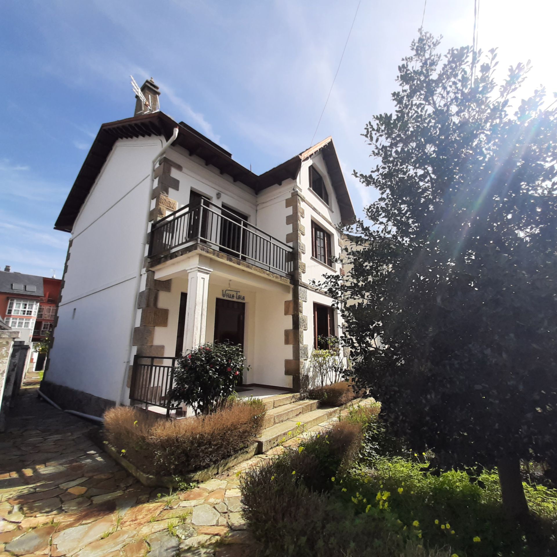 Vista exterior de Casa o xalet en venda en Viveiro amb Calefacció, Jardí privat i Parquet
