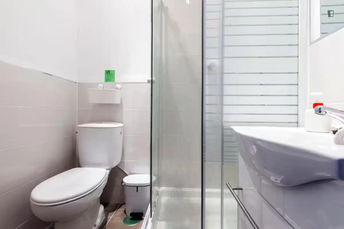 Baño de Estudio de alquiler en Madrid con Aire acondicionado, Calefacción y Amueblado