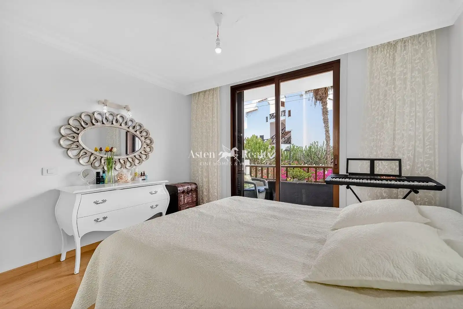 Dormitori de Apartament en venda en Arona amb Aire condicionat, Terrassa i Piscina