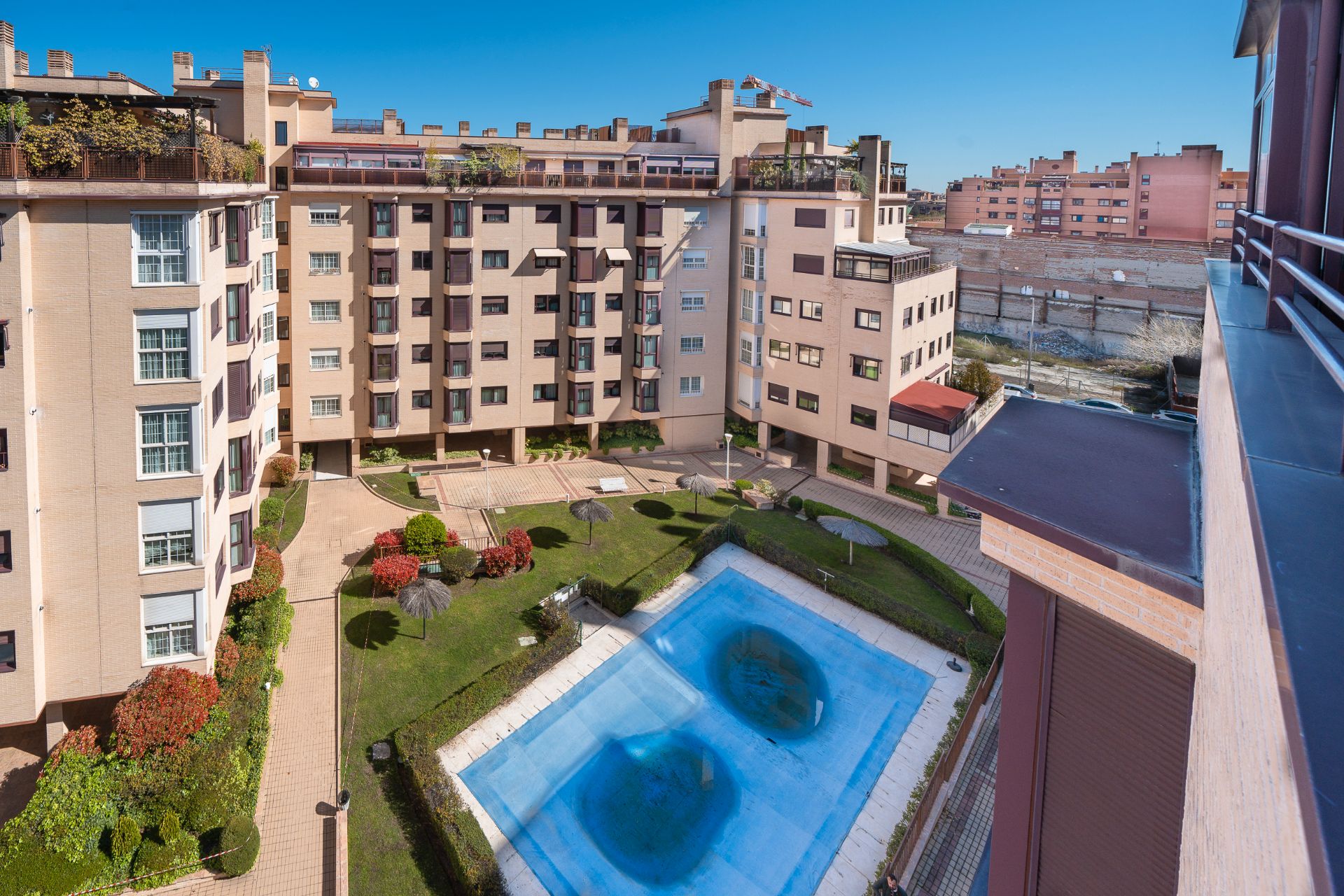 Piscina de Piso en venta en  Madrid Capital con Calefacción, Jardín privado y Piscina