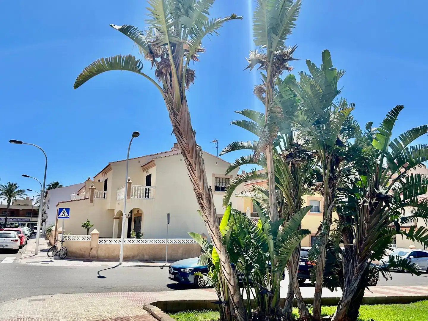 Vista exterior de Casa adosada en venda en Roquetas de Mar amb Jardí privat, Terrassa i Forn