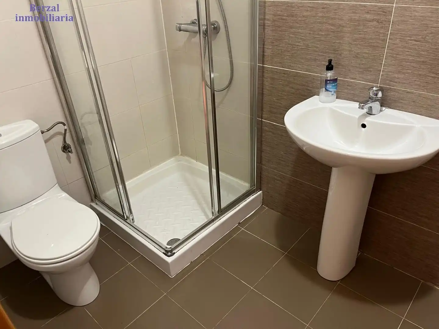 Badezimmer von Erdgeschoss zum Verkauf in Lardero mit Heizung, Privatgarten und Gemeinschaftspool