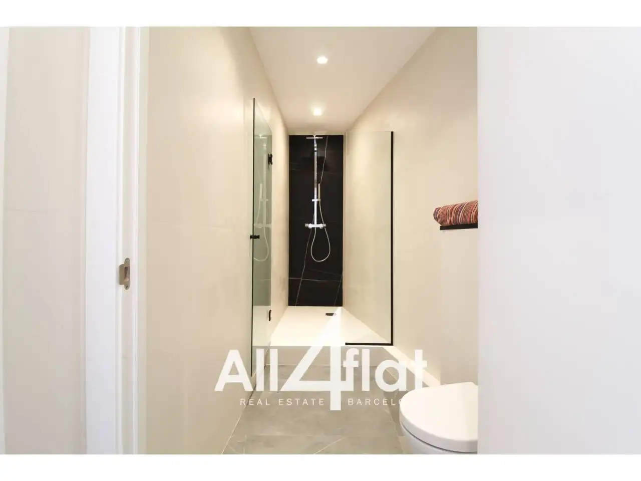 Badezimmer von Wohnungen zum Verkauf in Barcelona mit Klimaanlage, Heizung und Terrasse
