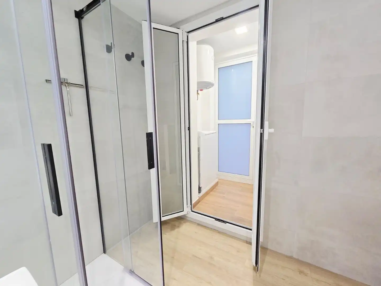 Bathroom of Flat for rent in Valencia  with Parquet flooring and Terrace