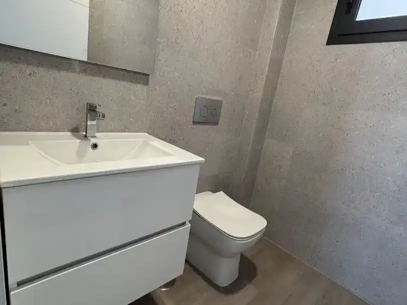 Badezimmer von Wohnung zur Miete in  Granada Capital mit Schwimmbad und Balkon