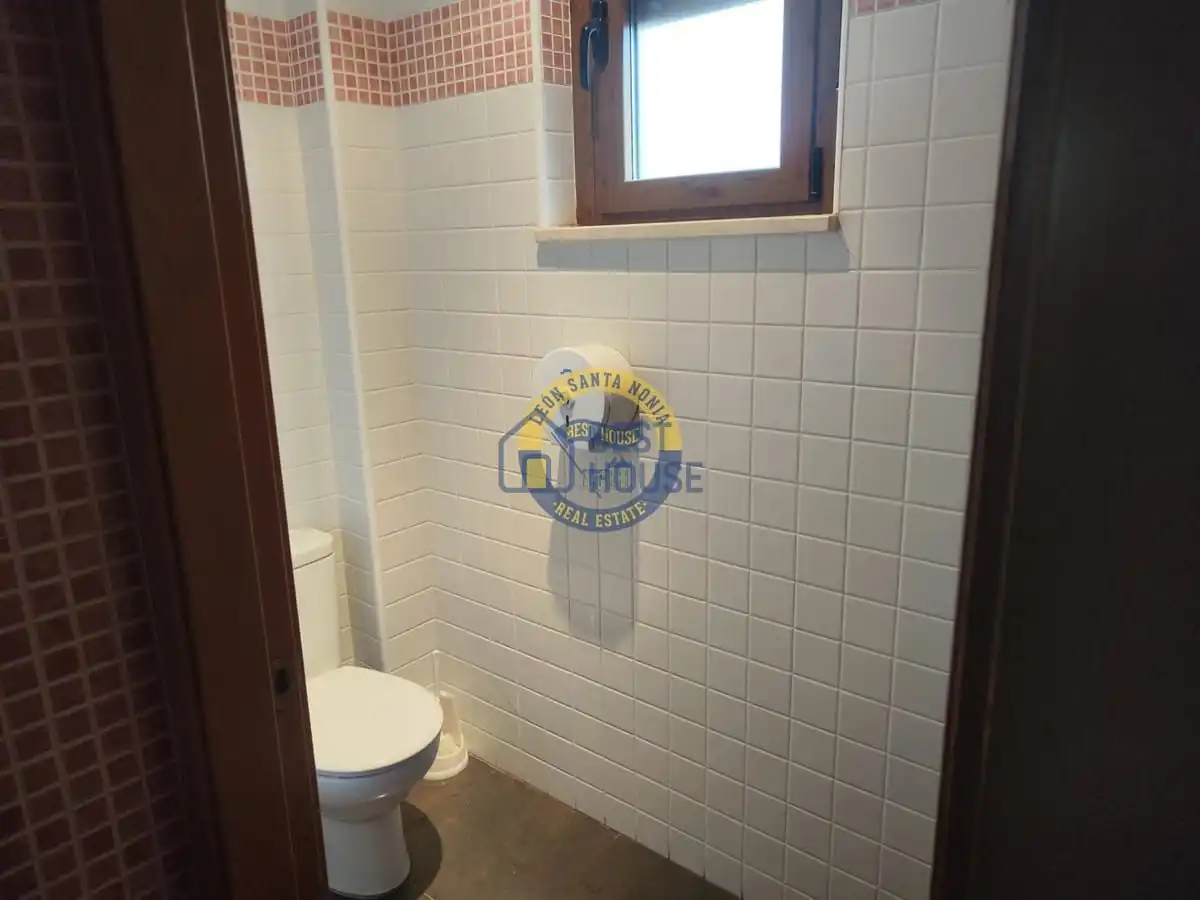 Badezimmer von Geschaftsraum zum Verkauf in Villamañán mit Klimaanlage, Parkett und Terrasse