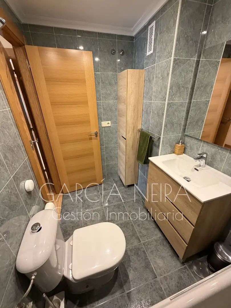 Bany de Pis en venda en Oviedo  amb Calefacció, Parquet i Traster