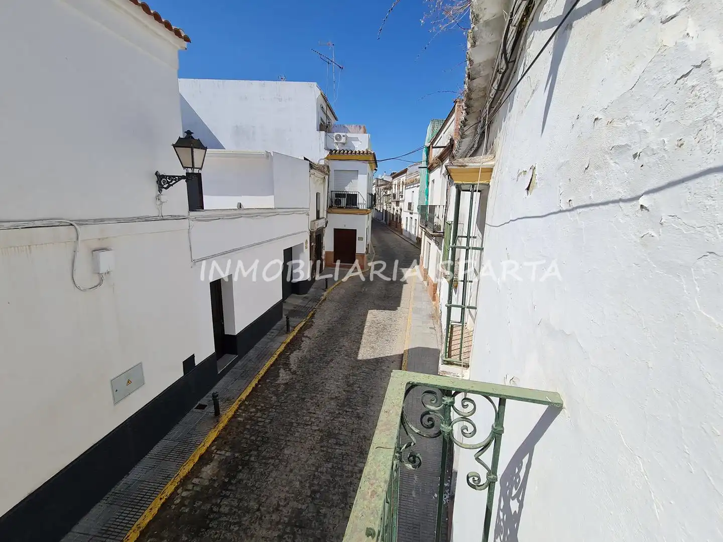 Vista exterior de Casa adosada en venda en Sanlúcar la Mayor amb Jardí privat i Balcó