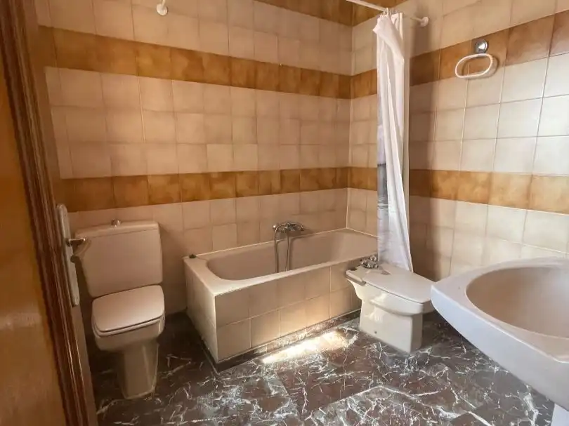Baño de Piso en venta en Baza con Calefacción, Trastero y Horno